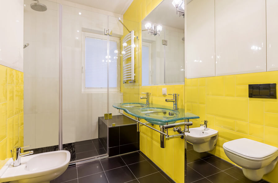 Banheiro renovado com cuba branca e azulejos hexagonais 